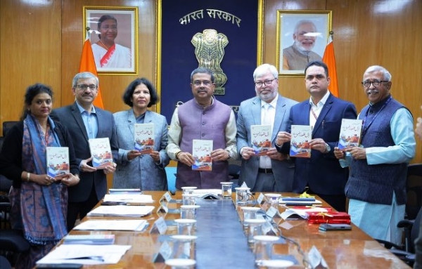केंद्रीय शिक्षण मंत्री धर्मेंद्र प्रधान खुतबत-ए-मोदी पुस्तक प्रकाशन