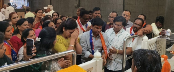 प्रभाग १९ साईनगरमध्ये युवा स्वाभिमानचा धुव्वादार शुभारंभ; भाजप स्टार प्रचारक नवनीत राणा यांच्या हस्ते साई मंदिरात नारळ फोडून प्रचाराची सुरुवात