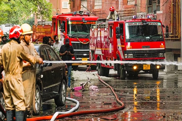 दिल्लीच्या  मेट्रो स्टाफ क्वार्टरमधील आग विझवताना अग्निशमन कर्मचारी