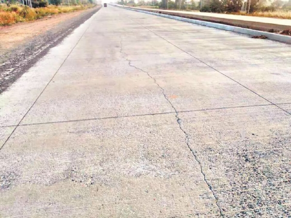 नागपूरला तक्रार; दोन कंत्राटदारांचे चार वादग्रस्त रस्ते, चौकशीचा ससेमीरा सिमेंट काँक्रीटच्या रस्त्यांवर गुणवत्ता तपासणीचे गंडांतर