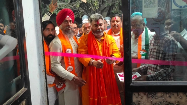 नांदेड-वाघाळा महानगरपालिका निवडणूक -२०२६ प्रभाग क्र.१७ जनसंपर्क कार्यालय उदघाटन शिवसेनेच्या प्रचाराला सुरवात झाल्यानंतर आज प्रभाग क्र १७ मध्ये शिवसेनेचे अधिकृत उमेदवार रवींद्रसिंग बुंगई, बिरबल यादव, ज्योती खेडकर, हारमिंदर कौर गिल,यांच्या प्रचारार्थ मिल गेट परिसरात जनसंपर्क कार्यालयाचे उदघाटन करण्यात आले यावेळी आमदार बाबुराव कदम कोहळीकर, सरदार माजी मनपा सभापती सरजितसिंग गिल, अवतारसिंग पहरेदार, रणजितसिंग गिल,चिरागिया, महेंद्र (टिंगू ) खेडकर ,शेख सलीम,अब्दुल खयूम,डॉ.मस्तान आरिफभाई यांच्यासह शिवसेना कार्यकर्ते उपस्थित होते. नांदेड-वाघाळा महानगरपालिका निवडणूक -२०२६ प्रभाग क्र.१७ जनसंपर्क कार्यालय उदघाटन शिवसेनेच्या प्रचाराला सुरवात झाल्यानंतर आज प्रभाग क्र १७ मध्ये शिवसेनेचे अधिकृत उमेदवार रवींद्रसिंग बुंगई, बिरबल यादव, ज्योती खेडकर, हारमिंदर कौर गिल,यांच्या प्रचारार्थ मिल गेट परिसरात जनसंपर्क कार्यालयाचे उदघाटन करण्यात आले यावेळी आमदार बाबुराव कदम कोहळीकर, सरदार माजी मनपा सभापती सरजितसिंग गिल, अवतारसिंग पहरेदार, रणजितसिंग गिल,चिरागिया, महेंद्र (टिंगू ) खेडकर ,शेख सलीम,अब्दुल खयूम,डॉ.मस्तान आरिफभाई यांच्यासह शिवसेना कार्यकर्ते उपस्थित होते.