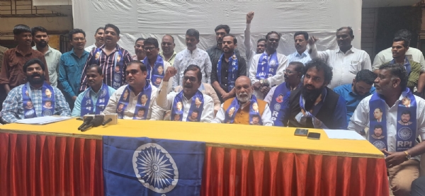 नवेल आरपीआयमध्ये उभी फूट; आशिष कदमांना नाराज कार्यकर्त्यांचा पाठिंबा नवेल आरपीआयमध्ये उभी फूट; आशिष कदमांना नाराज कार्यकर्त्यांचा पाठिंबा