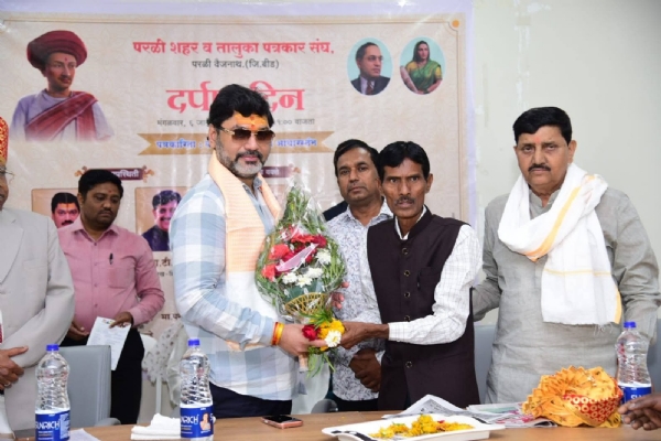 आजची पत्रकारिता काही प्रमाणात उथळ देखील झाली आजची पत्रकारिता काही प्रमाणात उथळ देखील झाली