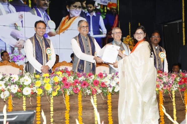 कॅप्शन : १. डॉ.बाबासाहेब आंबेडकर मराठवाडा विद्यापीठाच्या ६६ व्या दीक्षांत समारंभात कुलगुरू डॉ विजय फुलारी यांच्या हस्ते पीएच डी पदवी प्रदान करण्यात आली.