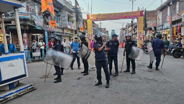 नेपाळमधील बिरगंजमध्ये तणावाचे वातावरण, भारतात सुरक्षा व्यवस्था वाढवली नेपाळमधील बिरगंजमध्ये तणावाचे वातावरण, भारतात सुरक्षा व्यवस्था वाढवली