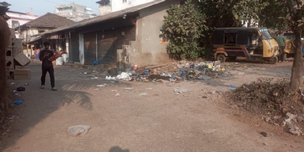 श्रीवर्धन नगरपरिषद हद्दीतील कुंभारआळी परिसरात अस्वच्छतेचा गंभीर प्रश्न निर्माण झाला असून, कुंभारआळी मिनीडोर स्टँडलगत व वाघजाई मंदिराकडे जाणाऱ्या मुख्य रस्त्याच्या कडेला मोठ्या प्रमाणात कचरा साचला आहे. साचलेल्या कचऱ्यामुळे व सांडपाण्यामुळे परिसरात तीव्र दुर्गंधी पसरली असून, नागरिकांचे दैनंदिन जीवन अक्षरशः हैराण झाले आहे. या रस्त्यावरून दररोज विद्यार्थी, महिला, ज्येष्ठ नागरिक, व्यापारी तसेच प्रवासी मोठ्या संख्येने ये-जा करतात. मात्र रस्त्यालगत साचलेल्या घाणीमुळे नागरिकांना नाक दाबून चालावे लागत असून, दुर्गंधी व माशा, डासांचा प्रादुर्भाव वाढला आहे. परिणामी डेंग्यू, मलेरिया, हिवताप यांसारख्या आजारांचा धोका निर्माण झाला असून नागरिकांच्या आरोग्याचा प्रश्न ऐरणीवर आला आहे. स्थानिक नागरिकांनी याबाबत अनेकदा नगरपरिषद प्रशासनाकडे तक्रारी केल्या आहेत. मात्र तक्रारी करूनही केवळ तात्पुरती साफसफाई केली जाते, पुन्हा काही दिवसांत परिस्थिती ‘जैसे थे’ होत असल्याचा आरोप नागरिक करत आहेत. नियमित कचरा उचलला जात नसल्याने कचराकुंड्या ओसंडून वाहत असून, मोकाट जनावरे कचरा रस्त्यावर पसरवत असल्याने अस्वच्छतेत भर पडत आहे. विशेष म्हणजे वाघजाई मंदिराकडे जाणारा हा मार्ग असल्याने भाविकांनाही या दुर्गंधीचा सामना करावा लागत आहे. स्वच्छ व सुंदर श्रीवर्धनची प्रतिमा या अस्वच्छतेमुळे मलिन होत असल्याचे नागरिकांचे म्हणणे आहे. पर्यटनाच्या दृष्टीने महत्त्वाच्या असलेल्या शहरात अशी अवस्था शोभून दिसणारी नसल्याची भावना व्यक्त केली जात आहे. दरम्यान, प्रशासनाने तात्काळ विशेष स्वच्छता मोहीम राबवून साचलेला कचरा हटवावा, नियमित कचरा व्यवस्थापन करावे तसेच कायमस्वरूपी उपाययोजना कराव्यात, अशी ठाम मागणी नागरिकांकडून होत आहे. अन्यथा आंदोलनाचा इशाराही स्थानिकांनी दिला आहे. श्रीवर्धन नगरपरिषद हद्दीतील कुंभारआळी परिसरात अस्वच्छतेचा गंभीर प्रश्न निर्माण झाला असून, कुंभारआळी मिनीडोर स्टँडलगत व वाघजाई मंदिराकडे जाणाऱ्या मुख्य रस्त्याच्या कडेला मोठ्या प्रमाणात कचरा साचला आहे. साचलेल्या कचऱ्यामुळे व सांडपाण्यामुळे परिसरात तीव्र दुर्गंधी पसरली असून, नागरिकांचे दैनंदिन जीवन अक्षरशः हैराण झाले आहे. या रस्त्यावरून दररोज विद्यार्थी, महिला, ज्येष्ठ नागरिक, व्यापारी तसेच प्रवासी मोठ्या संख्येने ये-जा करतात. मात्र रस्त्यालगत साचलेल्या घाणीमुळे नागरिकांना नाक दाबून चालावे लागत असून, दुर्गंधी व माशा, डासांचा प्रादुर्भाव वाढला आहे. परिणामी डेंग्यू, मलेरिया, हिवताप यांसारख्या आजारांचा धोका निर्माण झाला असून नागरिकांच्या आरोग्याचा प्रश्न ऐरणीवर आला आहे. स्थानिक नागरिकांनी याबाबत अनेकदा नगरपरिषद प्रशासनाकडे तक्रारी केल्या आहेत. मात्र तक्रारी करूनही केवळ तात्पुरती साफसफाई केली जाते, पुन्हा काही दिवसांत परिस्थिती ‘जैसे थे’ होत असल्याचा आरोप नागरिक करत आहेत. नियमित कचरा उचलला जात नसल्याने कचराकुंड्या ओसंडून वाहत असून, मोकाट जनावरे कचरा रस्त्यावर पसरवत असल्याने अस्वच्छतेत भर पडत आहे. विशेष म्हणजे वाघजाई मंदिराकडे जाणारा हा मार्ग असल्याने भाविकांनाही या दुर्गंधीचा सामना करावा लागत आहे. स्वच्छ व सुंदर श्रीवर्धनची प्रतिमा या अस्वच्छतेमुळे मलिन होत असल्याचे नागरिकांचे म्हणणे आहे. पर्यटनाच्या दृष्टीने महत्त्वाच्या असलेल्या शहरात अशी अवस्था शोभून दिसणारी नसल्याची भावना व्यक्त केली जात आहे. दरम्यान, प्रशासनाने तात्काळ विशेष स्वच्छता मोहीम राबवून साचलेला कचरा हटवावा, नियमित कचरा व्यवस्थापन करावे तसेच कायमस्वरूपी उपाययोजना कराव्यात, अशी ठाम मागणी नागरिकांकडून होत आहे. अन्यथा आंदोलनाचा इशाराही स्थानिकांनी दिला आहे.