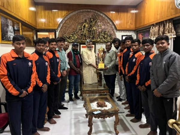 आदिवासी युवकांनी पारितोषिक पटकावले