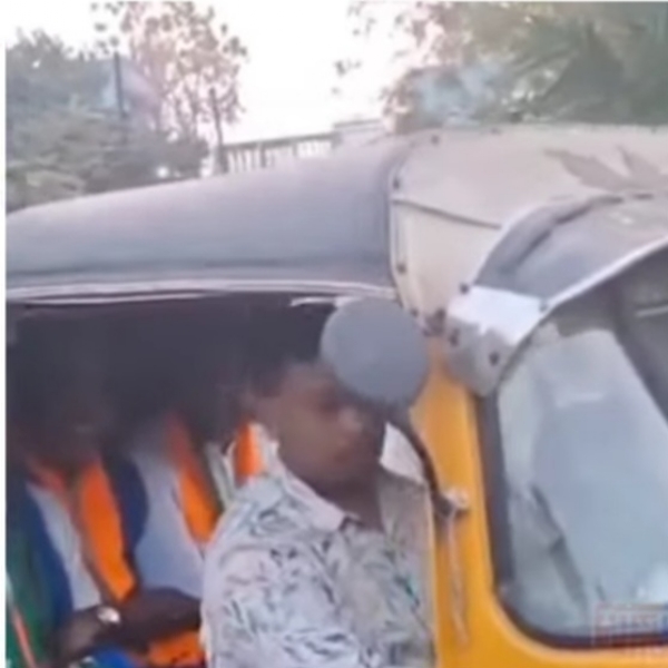 आमदार निलंगेकरांनी रिक्षातून केला प्रचार आमदार निलंगेकरांनी रिक्षातून केला प्रचार