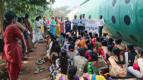 कचरावेचक महिलांमध्ये मतदान करण्याविषयी जनजागृती