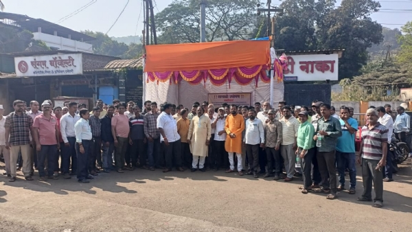 अंडरपास व सर्विस रोडच्या मागणीसाठी आंबेवाडी नाक्यावर ठिय्या आंदोलन