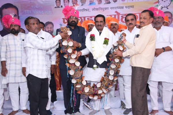 नगराध्यक्ष शरद नामदेवराव पवार यांचा पदग्रहण सोहळा नगर परिषद, लोहा येथे पार पडला. नगराध्यक्ष शरद नामदेवराव पवार यांचा पदग्रहण सोहळा नगर परिषद, लोहा येथे पार पडला.