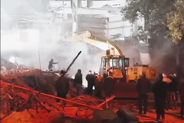 दिल्लीतील तुर्कमान गेट येथे अतिक्रमण हटवताना गोंधळ