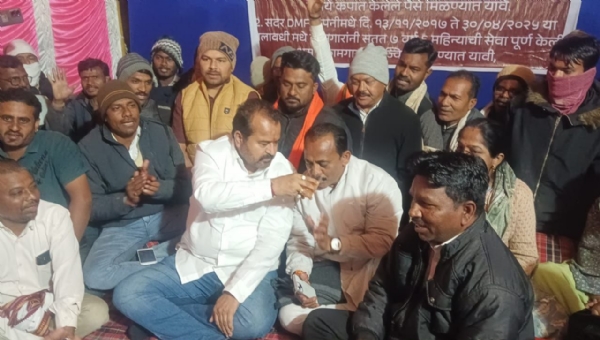 अखेर रतन इंडिया व्यवस्थापन उपोषणकर्त्यांपुढे झुकले! ७३ कामगारांच्या खात्यात तात्काळ २८ लाख रुपये जमा अखेर रतन इंडिया व्यवस्थापन उपोषणकर्त्यांपुढे झुकले! ७३ कामगारांच्या खात्यात तात्काळ २८ लाख रुपये जमा