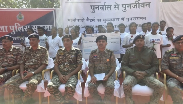 छत्तीसगडमधील सुकमा येथे 26 नक्षलवाद्यांनी केले आत्मसमर्पण छत्तीसगडमधील सुकमा येथे 26 नक्षलवाद्यांनी केले आत्मसमर्पण