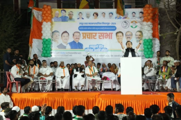 काँग्रेस पक्षाच्या मताचे विभाजन व्हावे म्हणून लातूरमध्ये महायुतीतील, भाजप, राष्ट्रवादी काँग्रेस, आणि शिवसेना हे पक्ष वेगवेगळे लढत आहेत,