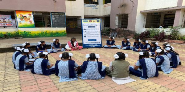 आश्रमशाळांमधील विद्यार्थ्यांच्या 