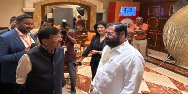 मुंबईत एकनाथ शिंदे-संजय राऊत अचानक समोरासमोर, भेटीतील हस्तांदोलनाची सर्वत्र चर्चा