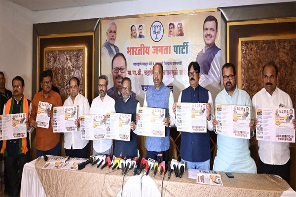 कमळाच्या विरोधातला प्रचार अमान्य -पालकमंत्री बावनकुळे यांची स्पष्ट भूमिका भाजपाचा वचननामा केला प्रसिद्ध कमळाच्या विरोधातला प्रचार अमान्य -पालकमंत्री बावनकुळे यांची स्पष्ट भूमिका भाजपाचा वचननामा केला प्रसिद्ध