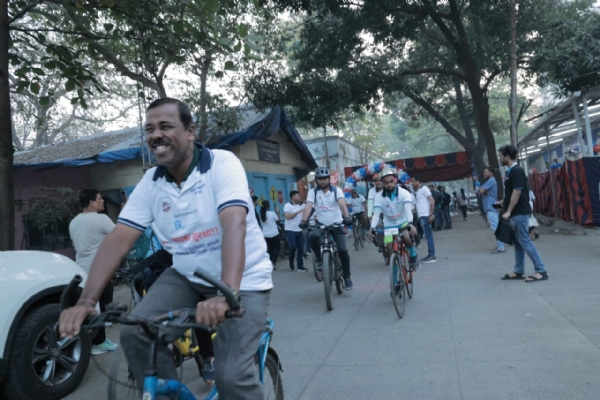 सायबर गुन्ह्यांविरोधात पेडलवरून जनजागृती; ठाण्यात २०० सायकलप्रेमींची भव्य रॅली सायबर गुन्ह्यांविरोधात पेडलवरून जनजागृती; ठाण्यात २०० सायकलप्रेमींची भव्य रॅली