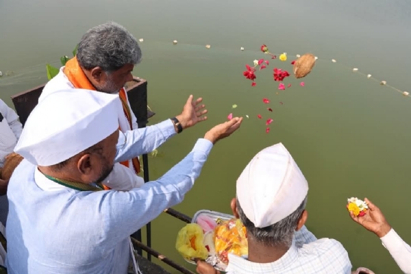 खेळणा मध्यम प्रकल्पात जलपूजन करून कालव्यातून पाण्याचा विसर्ग सुरू खेळणा मध्यम प्रकल्पात जलपूजन करून कालव्यातून पाण्याचा विसर्ग सुरू