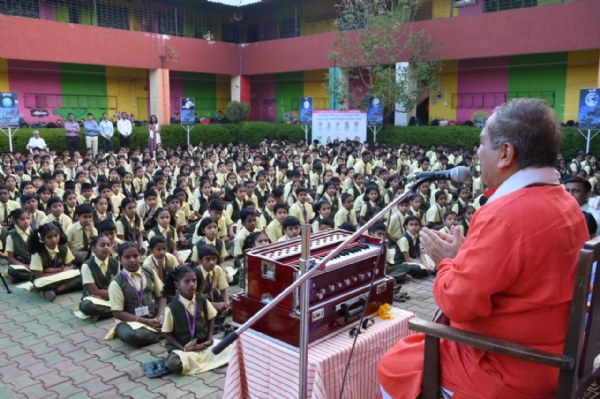 दामले विद्यालयात विद्यार्थ्यांशी हभप आफळे बुवांचा संवाद