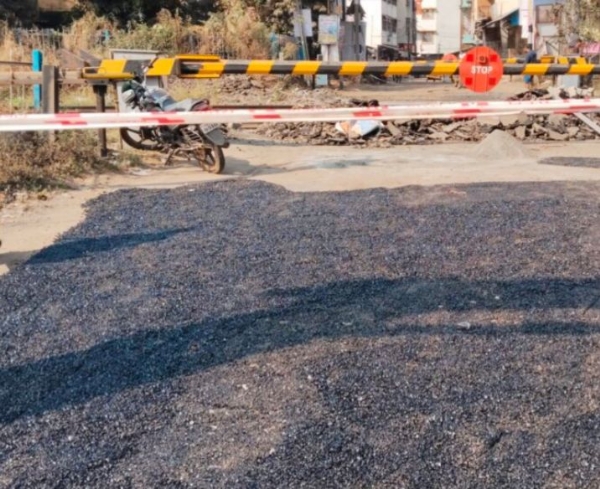 नेरळ रेल्वे फाटक बंद; पर्यायी मार्गांमुळे वाहनचालकांचे हाल नेरळ रेल्वे फाटक बंद; पर्यायी मार्गांमुळे वाहनचालकांचे हाल