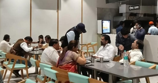 पालकमंत्र्यांचे चहापान, नाष्टा अन् गप्पा गोष्टी : पालकमंत्र्यांचे चहापान, नाष्टा अन् गप्पा गोष्टी :