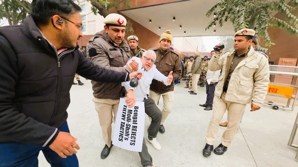 टीएमसी खासदाराला ताब्यात घेताना दिल्ली पोलिस