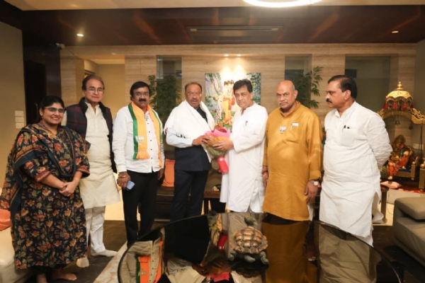 महसूल मंत्री चंद्रशेखर बावनकुळे खासदार अशोक चव्हाण यांच्या निवासस्थानी