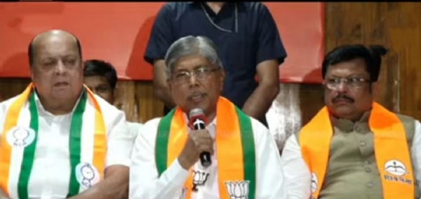 महायुतीचे नेते कर्तव्यनामा जाहिर करताना