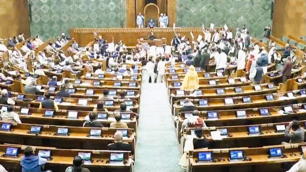 लोकसभेतील विरोधकांच्या गोंधळाचे छायाचित्र