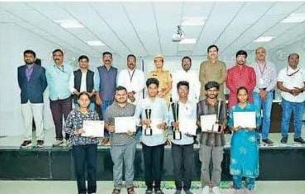 बलभीम करंडकच्या राज्यस्तरीय वक्तृत्व स्पर्धेत साताऱ्याचा यशराज हेगडे सर्वप्रथम बलभीम करंडकच्या राज्यस्तरीय वक्तृत्व स्पर्धेत साताऱ्याचा यशराज हेगडे सर्वप्रथम