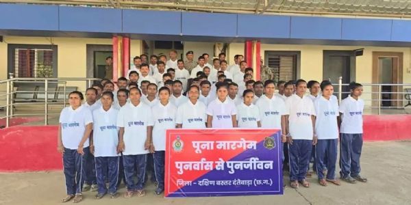 छत्तीसगडच्या दंतेवाड्यात ६३ नक्षलवाद्यांनी केले आत्मसमर्पण