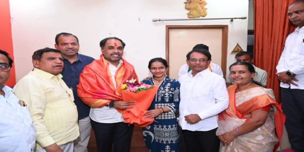 संभाजी पाटील निलंगेकरांनी साधला मतदारासोबत संवाद