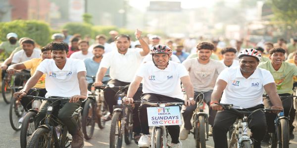 क्रीडा मंत्री मनसुख मांडविया ९४ व्या 'फिट इंडिया संडेज ऑन सायकल' उपक्रमात सहभागी