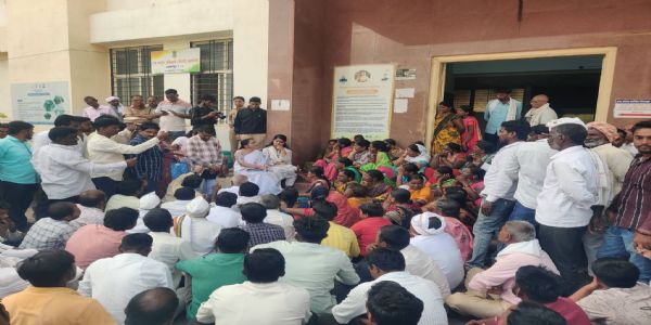 आत्मदहनाच्या प्रयत्नाने लातूर प्रशासनात खळबळ; सात मागण्यांवर आश्वासन