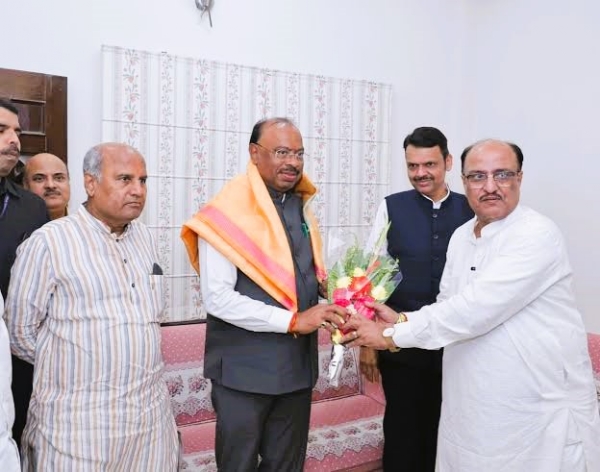 चंद्रशेखर बावनकुळेंचे स्वागत करताना अनिल सोले, शेजारी मुख्यमंत्री फडणवीस आणि उपेंद्र कोठेकर