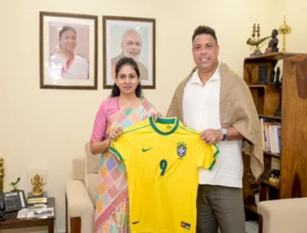 क्रीडा राज्यमंत्री रक्षा खडसे आणि ब्राझिलियन फुटबॉलपटू रोनाल्डो नाझारिओ