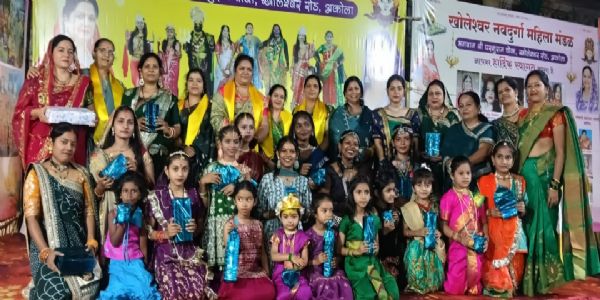अकोल्यात नवदुर्गा महिला मंडळाच्या नवरात्रोत्सवात जानकी वल्लभ महिला मंडळाने रंगविला गरबा रास