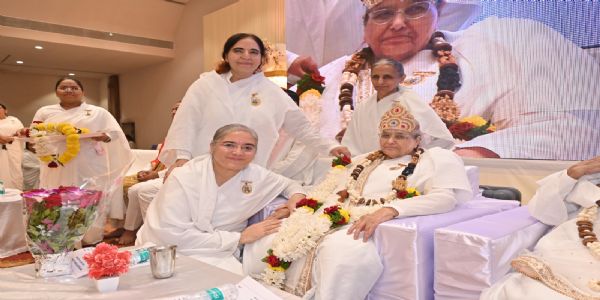 आध्यात्मिक सेवाकार्यातून समाजाला दिशा देणाऱ्या संतोष दीदीजी, वासंती दीदीजींचा गौरव