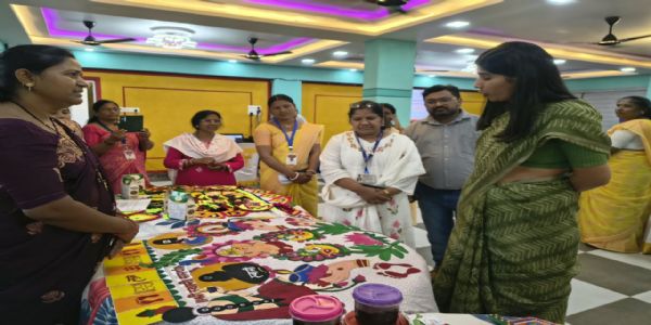 जिल्हाधिकारी वर्षा मीना यांची माविमच्या जिल्ह्यातील उपक्रमांना भेट