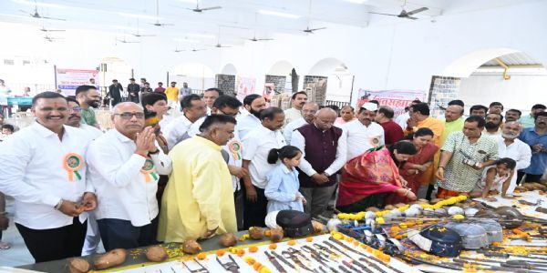 कालिका देवी मंदिरात अभिनेत्री अनिता दाते यांच्या हस्ते शस्त्रपूजन