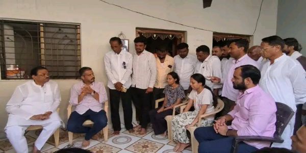 नांदेडमधील आत्महत्याग्रस्त शेतकरी शंकर क्षीरसागर यांच्या कुटुंबीयांची आ. रोहित पवारांची सांत्वनपर भेट