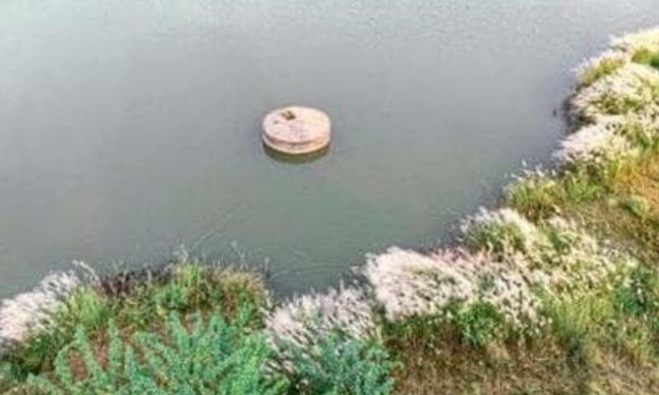 पाणीटंचाईचे सावट: वर्धा नदीच्या डोहातील पाणी पातळी अवघ्या १० फुटांवर, तिवसावासी संकटातविदर्भ प्रजासत्ताकदि.२२तिवसा: ६ शहराचा मुख्य पाणीस्रोत असलेल्या वर्धा नदीतील चांदूर ढोरे येथील डोहाची पाणी पातळी अवघ्या १० फुटांपर्यंत खाली घसरली आहे. यावर्षी झालेल्या कमी पावसामुळे जलस्रोत कोरडे पडू लागले असून, तिवसा शहरावर गंभीर पाणीटंचाईचे सावट पसरले आहे.सध्या शहरात १७ प्रभागांमध्ये दर चार दिवसांआड पाणीपुरवठा केला जातो. मात्र, नदीतील घटती पातळी आणि अधिग्रहित केलेल्या तीनपैकी एका विहिरीचे पाणी बंद पडल्यामुळे हा पुरवठा आता ८ ते १० दिवसांवर जाण्याची भीती व्यक्त होत आहे. शहरापासून १२ किमी अंतरावर असलेल्या या डोहाची खोली २५ फुटांपर्यंत आहे; मात्र सध्या पाणी पातळी घटल्याने परिस्थिती चिंताजनक बनली आहे.या परिस्थितीमुळे नागरिकांना २०१९ च्या भीषण दुष्काळाची आठवण होत आहे. त्यावेळी जलसंकट दूर करण्यासाठी माजी मंत्री यशोमती ठाकूर यांनी नलदमयंती सागरातून नदीपात्रात पाणी सोडण्यासाठी आंदोलन केले होते. यंदाही तशीच परिस्थिती निर्माण होण्याची भीती नागरिक व्यक्त करत आहेत.प्रशासनाकडून टंचाईवर मात करण्यासाठी उपाययोजना सुरू करण्यात आल्या आहेत. नगरपंचायतीचे मुख्याधिकारी शिवदास मुसळे यांनी दिलेल्या माहितीनुसार, शहरात नवीन बोअरवेल, ५ पाण्याचे टँकर आणि ५ नवीन विहिरी अधिग्रहित करण्याचा प्रस्ताव पाठवण्यात आला आहे. तसेच भूजल सर्वेक्षण विभागाकडून शहरातील ६५ विहिरींचा अहवाल मागवला असून डोहातील उपलब्ध पाण्याचे नियोजन केले जात आहे. ऐन उन्हाळ्यापूर्वीच पाणीटंचाई उग्र रूप धारण करत असल्याने प्रशासनाने तातडीने ठोस उपाययोजना कराव्यात, अशी जोरदार मागणी तिवसावासीयांकडून केली जात आहे. पाणीटंचाईचे सावट: वर्धा नदीच्या डोहातील पाणी पातळी अवघ्या १० फुटांवर, तिवसावासी संकटातविदर्भ प्रजासत्ताकदि.२२तिवसा: ६ शहराचा मुख्य पाणीस्रोत असलेल्या वर्धा नदीतील चांदूर ढोरे येथील डोहाची पाणी पातळी अवघ्या १० फुटांपर्यंत खाली घसरली आहे. यावर्षी झालेल्या कमी पावसामुळे जलस्रोत कोरडे पडू लागले असून, तिवसा शहरावर गंभीर पाणीटंचाईचे सावट पसरले आहे.सध्या शहरात १७ प्रभागांमध्ये दर चार दिवसांआड पाणीपुरवठा केला जातो. मात्र, नदीतील घटती पातळी आणि अधिग्रहित केलेल्या तीनपैकी एका विहिरीचे पाणी बंद पडल्यामुळे हा पुरवठा आता ८ ते १० दिवसांवर जाण्याची भीती व्यक्त होत आहे. शहरापासून १२ किमी अंतरावर असलेल्या या डोहाची खोली २५ फुटांपर्यंत आहे; मात्र सध्या पाणी पातळी घटल्याने परिस्थिती चिंताजनक बनली आहे.या परिस्थितीमुळे नागरिकांना २०१९ च्या भीषण दुष्काळाची आठवण होत आहे. त्यावेळी जलसंकट दूर करण्यासाठी माजी मंत्री यशोमती ठाकूर यांनी नलदमयंती सागरातून नदीपात्रात पाणी सोडण्यासाठी आंदोलन केले होते. यंदाही तशीच परिस्थिती निर्माण होण्याची भीती नागरिक व्यक्त करत आहेत.प्रशासनाकडून टंचाईवर मात करण्यासाठी उपाययोजना सुरू करण्यात आल्या आहेत. नगरपंचायतीचे मुख्याधिकारी शिवदास मुसळे यांनी दिलेल्या माहितीनुसार, शहरात नवीन बोअरवेल, ५ पाण्याचे टँकर आणि ५ नवीन विहिरी अधिग्रहित करण्याचा प्रस्ताव पाठवण्यात आला आहे. तसेच भूजल सर्वेक्षण विभागाकडून शहरातील ६५ विहिरींचा अहवाल मागवला असून डोहातील उपलब्ध पाण्याचे नियोजन केले जात आहे. ऐन उन्हाळ्यापूर्वीच पाणीटंचाई उग्र रूप धारण करत असल्याने प्रशासनाने तातडीने ठोस उपाययोजना कराव्यात, अशी जोरदार मागणी तिवसावासीयांकडून केली जात आहे.