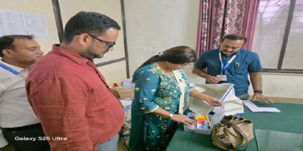 छ. संभाजीनगर - निवडणूक निरीक्षक माधवी खोडे-चावरे यांची वसमत तहसील कार्यालयातील मतदान केंद्राला भेट