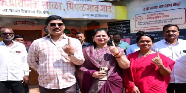 आ. धनंजय मुंडे यांनी सपत्नीक पदवीधर मतदानाचा हक्क बजावला