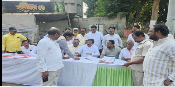 दिलीप मानेंच्या शक्तिप्रदर्शनानंतर सुभाष देशमुख मतदान केंद्रावर ठाण मांडून