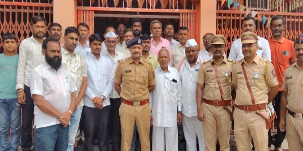 लातूर : पोलीस आपल्या गावामध्ये उपक्रमांतर्गत हासुरी येथे अप्पर पोलीस अधीक्षक मंगेश चव्हाण यांचा नागरिकांशी संवाद
