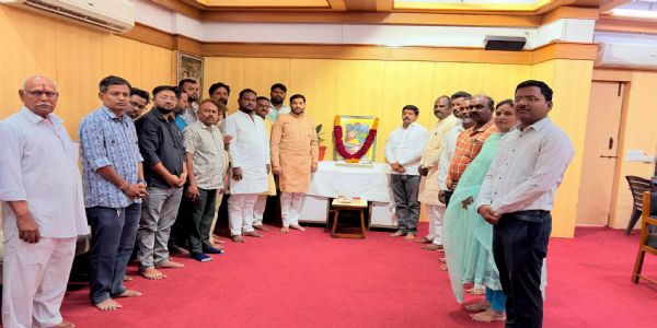 सोलापूर महापालिकेच्यावतीने महर्षी वाल्मिकी जयंतीनिमित्त अभिवादन