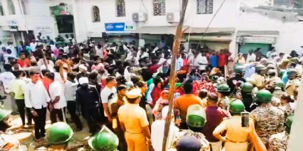 संघाच्या पथसंचलनावर दगडफेक प्रकरणी ५० ते ६० जणांविरुद्ध गुन्हा, १५ ते २० जण ताब्यात